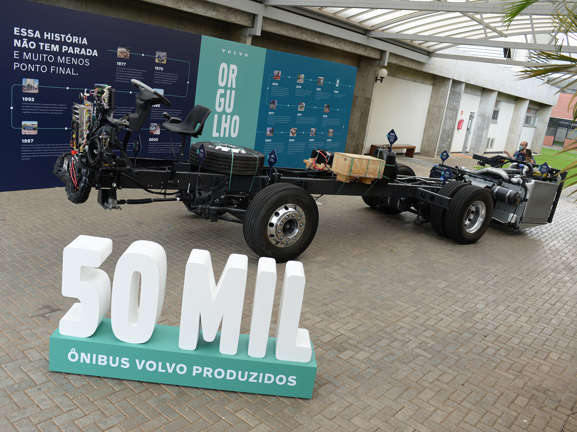 Volvo comemora produção do caminhão articulado número 75 mil